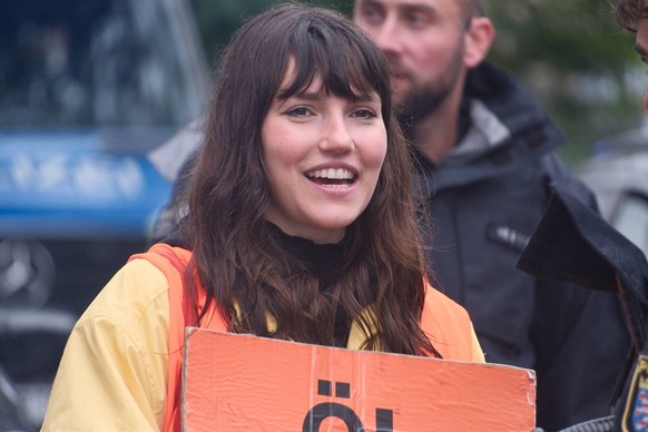 02.10.2024 xkhx Kassel, Lutherplatz - Demonstration, Blokade Klimaktivisten der Letzte Generation blockierte erneut Verkehr in Kassel Strassenbahngleise besetzt. Bild zeigt Carla Hinrichs, Sprecherin  ...
