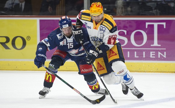 Zuerichs Mathias Seger (l) gegen Zugs Viktor Stalberg (r) im zweiten Eishockey Playoff-Viertelfinalspiel der National League zwischen den ZSC Lions und dem EV Zug, am Dienstag, 13. Maerz 2018, im Zuer ...