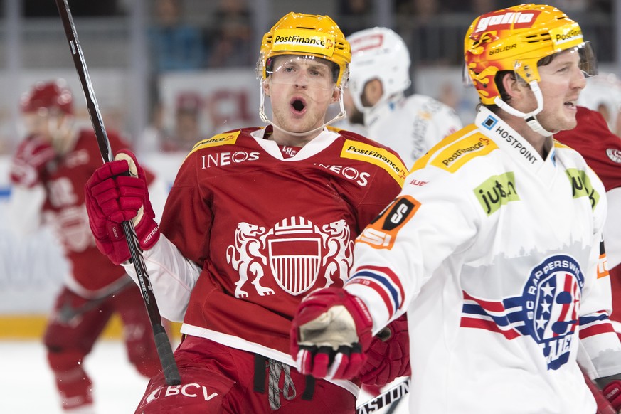 Le Top Scorer lausannois Joel Vermin, gauche, celebre le 3eme but devant la deception du Top Scorer de Rapperswil Daniel Kristo, droite, lors de la rencontre du championnat suisse de hockey sur glace  ...