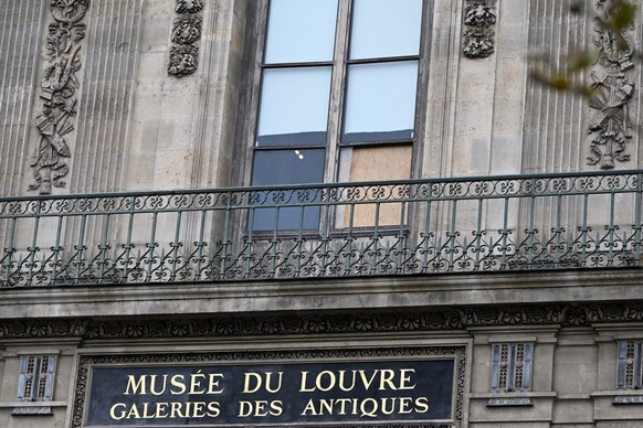 The window of Louvre museum where thieves arrive for the robbery, Monday, Oct. 20, 2025 in Paris. The museum remains closed for the day after Sunday&#039;s jewels robbery, (AP Photo/Emma Da Silva)
Fra ...