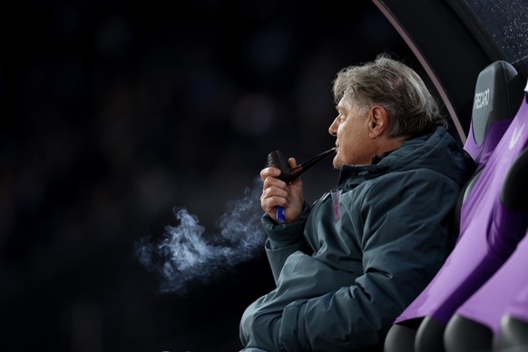 Ancillo Canepa, FCZ Praesident, sitzt auf der Spielerbank im Vorfeld der Meisterschaftsspiel der Super League zwischen dem Grasshopper Club Zuerich und dem FC Zuerich am Samstag, 4. Oktober 2025, im S ...