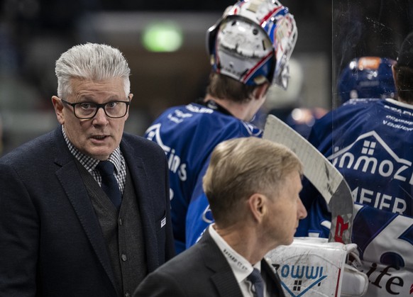 ZSC Trainer Marc Crawford verlaesst das Eis im Eishockeyspiel der National League zwischen den ZSC Lions und dem Lausanne HC am Samstag, 28. Januar 2023, in der Swiss Life Arena in Zuerich. (KEYSTONE/ ...