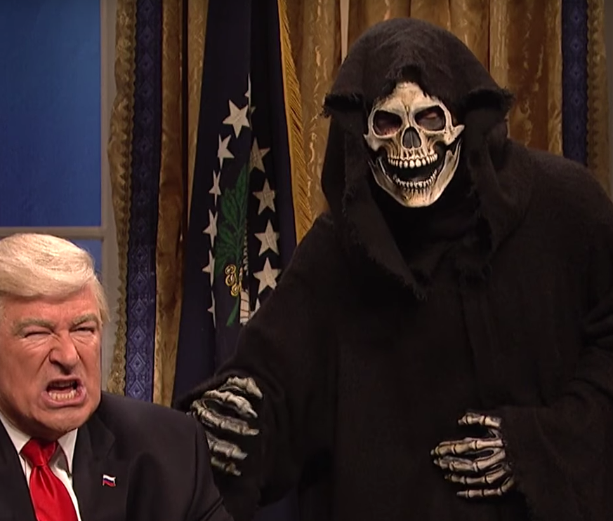 Steve Bannon als Sensemann im Oval Office. So sieht das die Comedy-Sendung «Saturday Night Live».
