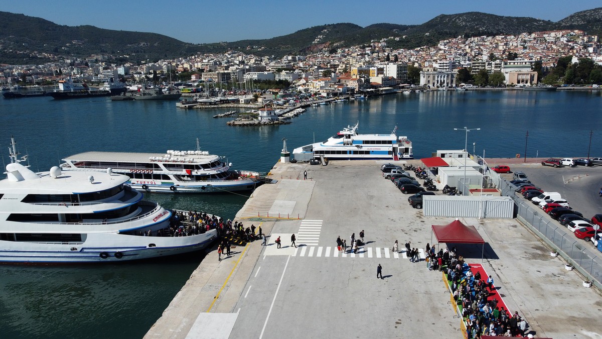 epa11272198 Turkish tourists arrive at the port of Mytilini, Lesvos Island, Greece, 11 April 2024. Greece has introduced a special visa-express program specifically made for Turkish tourists, as of 01 ...