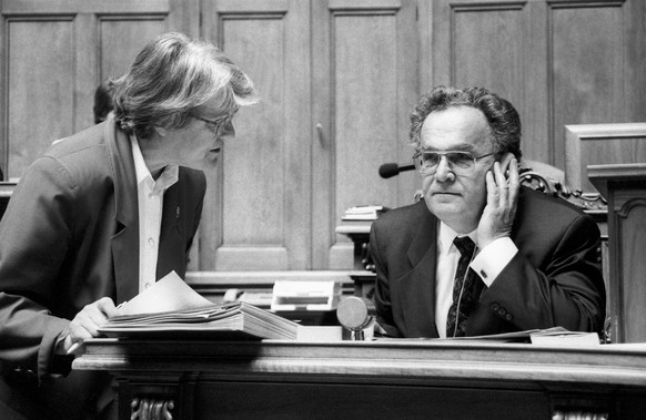 Judith Stamm bespricht sich am 31. Mai 1994 während einer Debatte im Nationalratssaal im Bundeshaus mit Bundesrat Otto Stich.