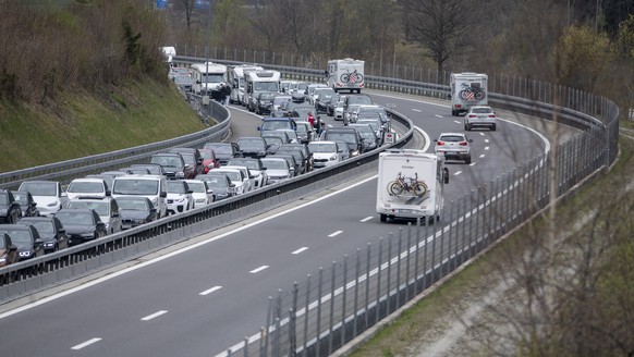 Der Reiseverkehr staut sich bei Erstfeld im Kanton Uri in Richtung Sueden vor dem Gotthard- Tunnel zwischen Gueschenen und Amsteg auf mehrere Kilometer, am Freitag, 7. April 2023 in Wassen. Die Kanton ...