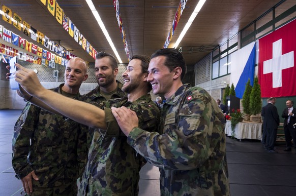 Armeeangehoerige machen ein Selfie nach dem Festakt bei der Entlassungsinspektion in der Kaserne Rappischtal in Birmensdorf, am Dienstag, 15. September 2015. Vom Dienstag, 15. bis Freitag, 25. Septemb ...