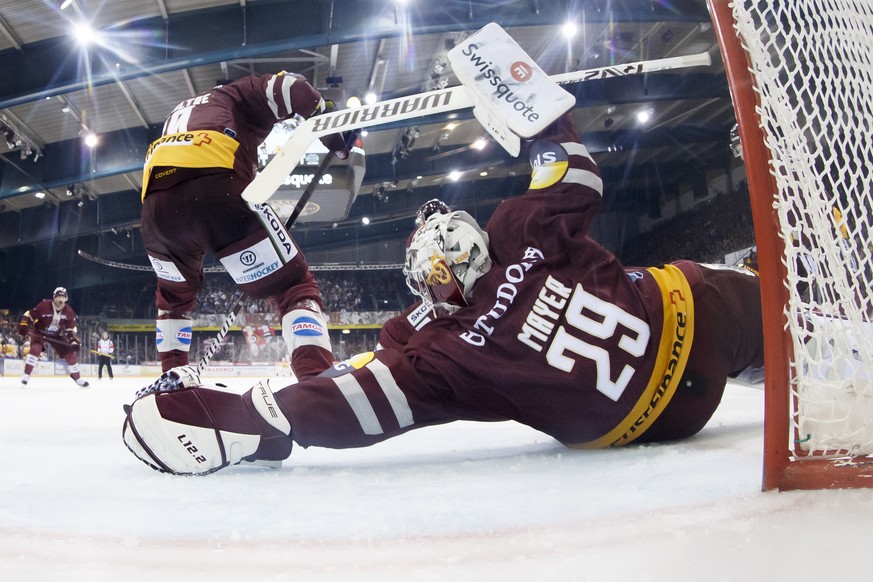 Geneve-Servette&#039;s goaltender Robert Mayer saves a puck, during the fifth leg of the National League Swiss Championship final playoff game between Geneve-Servette HC and EHC Biel-Bienne, at the ic ...