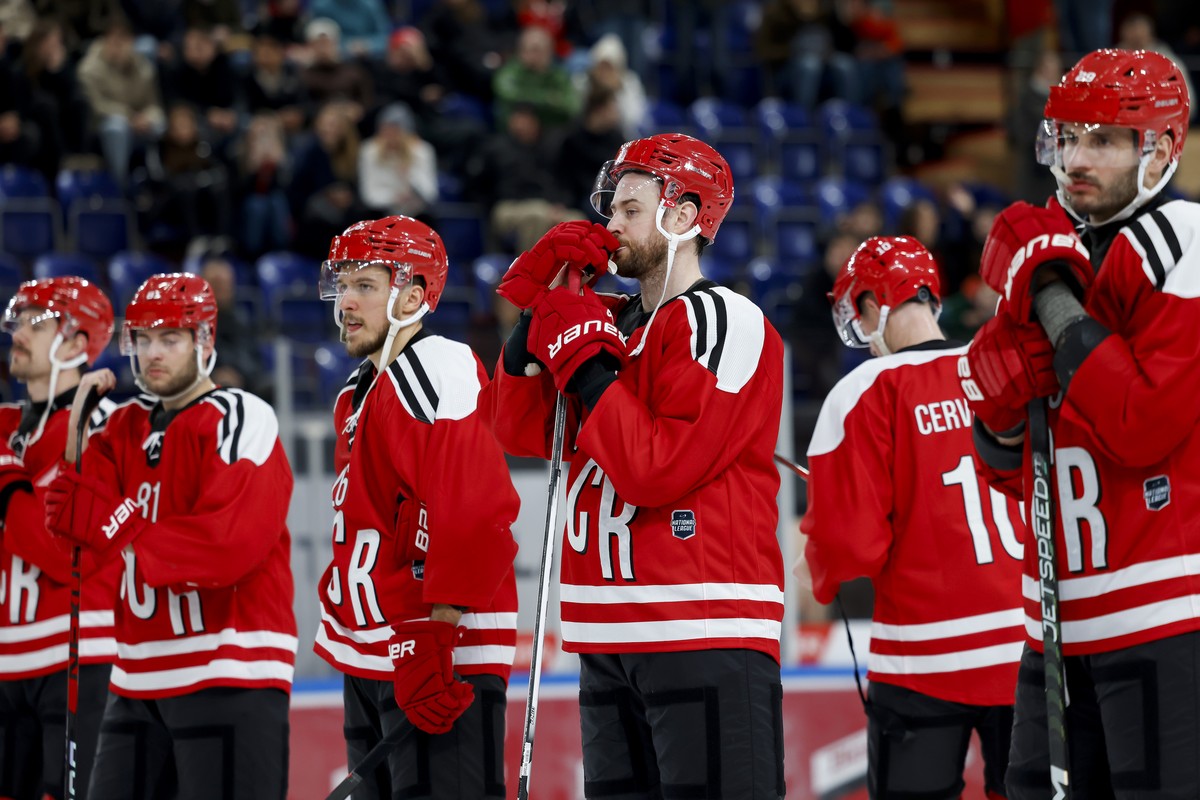 Lange Gesichter bei den Rapperswil Spielern u.a. Rapperswil-Jona Lakers Zac Leslie, 3.v.r., nach der Niederlage waehrend der Meisterschaftspartie der National League zwischen den SC Rapperswil Jona La ...