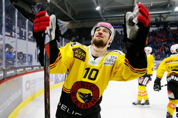 SC Bern Stuermer Tristan Scherwey jubelt nach dem Eishockey-Meisterschaftsspiel der National League zwischen den Teams EHC Kloten und SC Bern am Samstag , 23. Dezember 2023, in Kloten..(Keystone/Manue ...