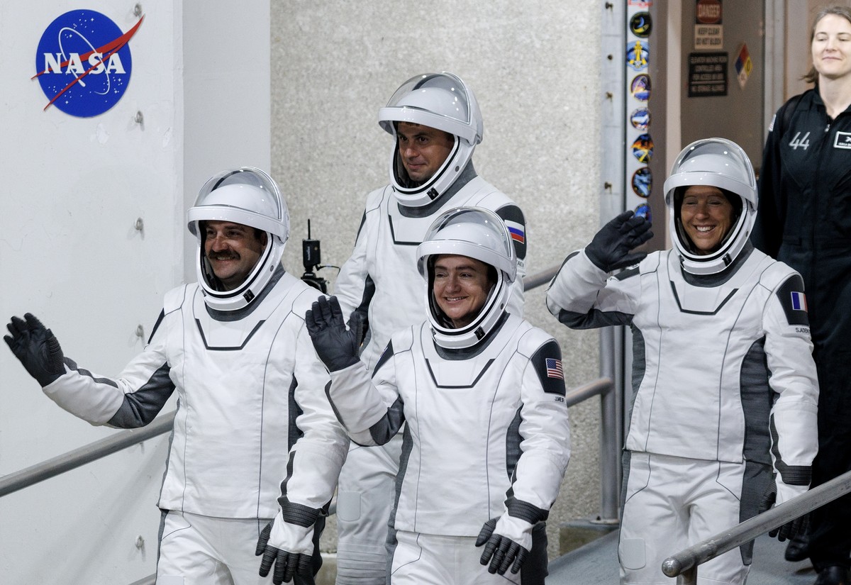 epaselect epa12733295 NASA astronaut Pilot Jack Hathaway (L) and NASA astronaut Spacecraft Commander Jessica Meir (2-R), Roscosmos cosmonaut Mission Specialist Andrey Fedyaev (2-L) and ESA astronaut M ...