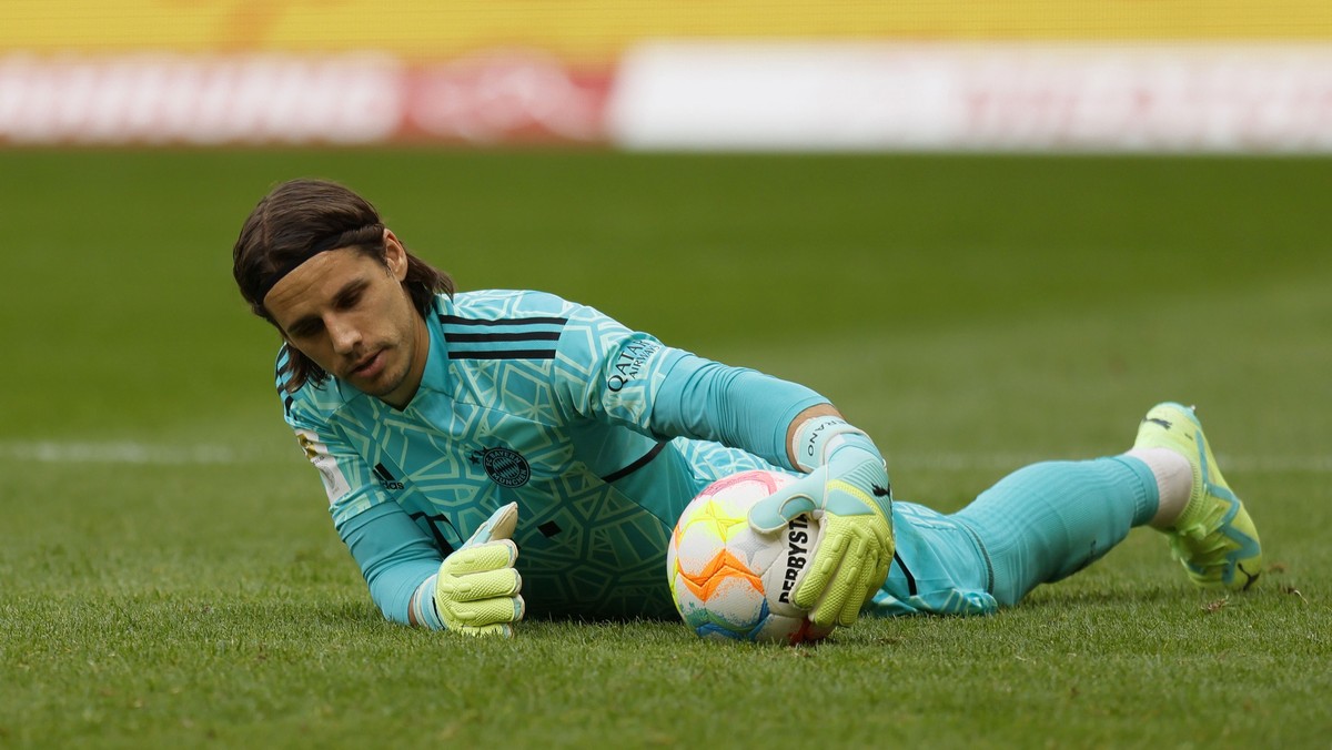 epa10585982 Munich's goalkeeper Yann Sommer reacts dejected on the pitch after receiving the 3-1 goal during the German Bundesliga soccer match between 1. FSV Mainz 05 and FC Bayern Munich in Mai ...