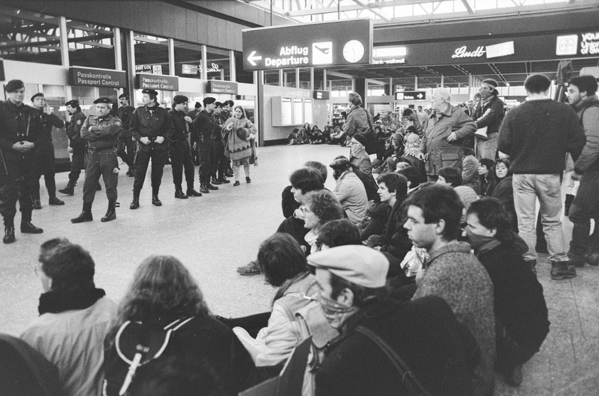 An der Passkontrolle am Flughafen Zürich-Kloten führen am Tag nach der Ausschaffung rund 150 Personen eine Sitzblockade durch und demonstrieren ihre Solidarität mit der Familie Musey. (Archivbild: auf ...