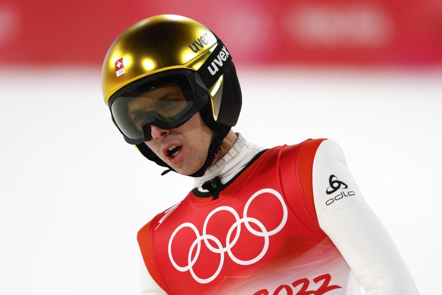 epa09749656 Simon Ammann of Switzerland reacts during the second round of the Men&#039;s Ski Jumping Large Hill final at the Zhangjiakou National Ski Jumping Centre at the Beijing 2022 Olympic Games i ...
