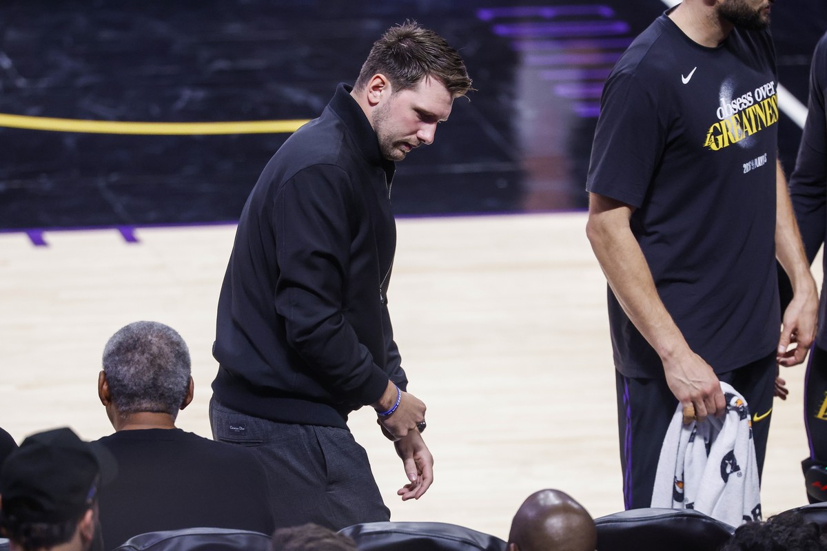 epa12948793 Los Angeles Lakers guard Luka Doncic (C) walks to the bench during the first half of the NBA Playoffs western conference semifinals game four between the Los Angeles Lakers and Oklahoma Ci ...