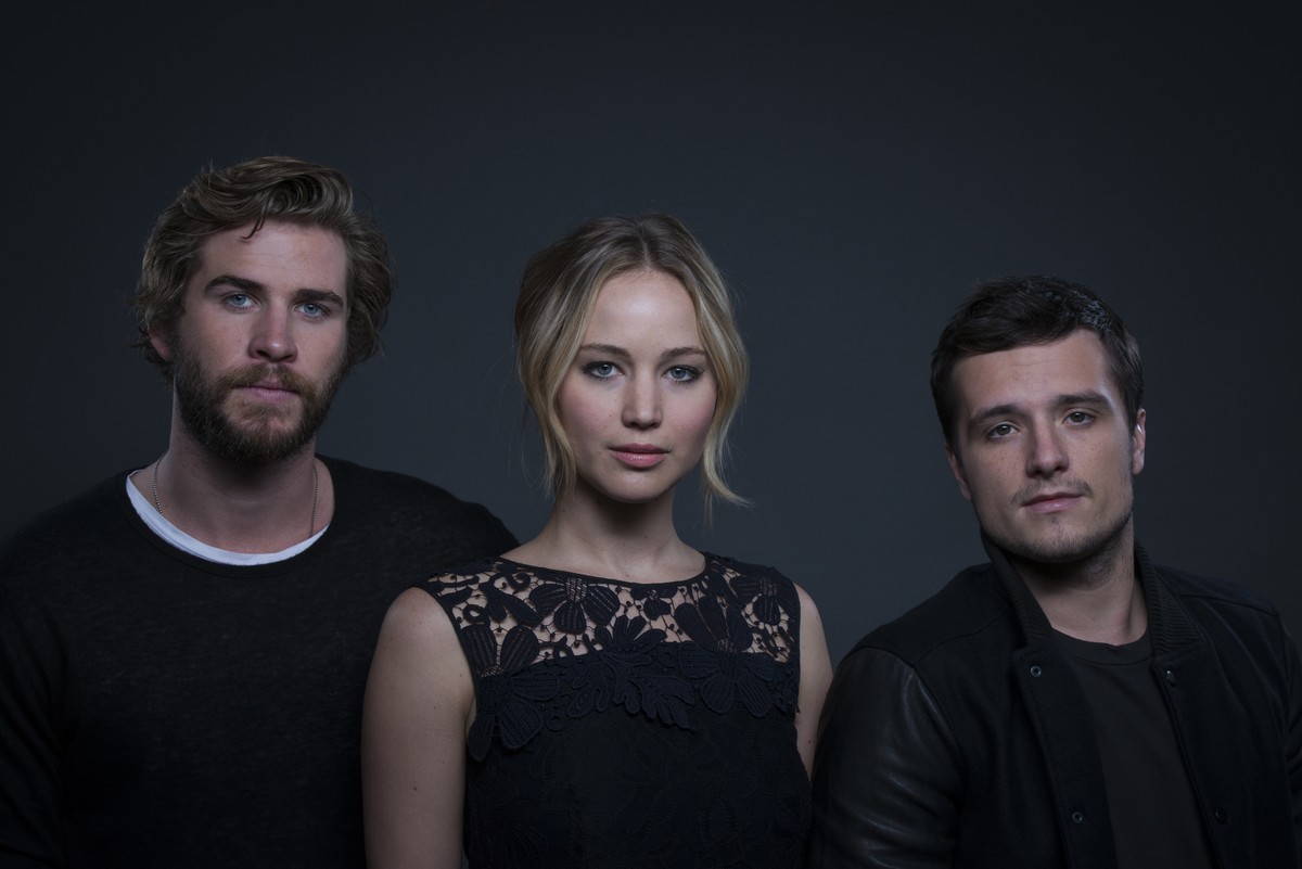 Jennifer Lawrence mit ihren Filmpartnern&nbsp;Liam Hemsworth (links) und Josh Hutcherson (rechts).