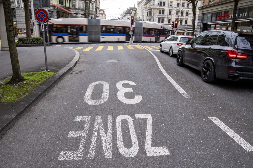 Eine Verkehrsmarkierung in einer Tempo 30 Zone in der Stadt Luzern, am Freitag, 7. Januar 2022. (KEYSTONE/Urs Flueeler)