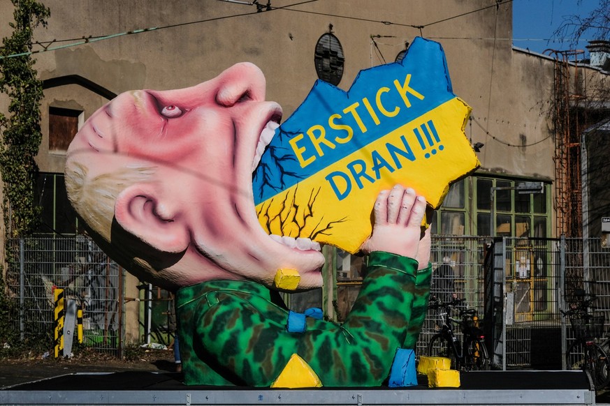 News Bilder des Tages D�sseldorf 28.02.2022 Wagenbauer Jacques Tilly f�hrt am heutigen Rosenmontag mit einem Putin Karnevalswagen zum russischen Krieg durch die Stadt . Rosenmontagszug Karneval Russla ...