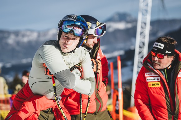 ABD0094_20250125 - KITZB�HEL - �STERREICH: v.l. Marco Odermatt (SUI), Justin Murisier (SUI), Thomas Stauffer (Cheftrainer Schweizer Skiteam) w�hrend der Besichtigung f�r die Abfahrt der M�nner am Sams ...