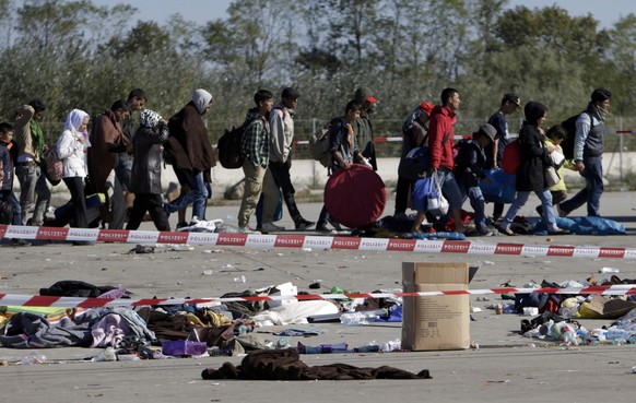 Migrants line up to board buses in Nickelsdorf near the Austrian-Hungarian border in Nickelsdorf, Austria, September 21, 2015. Roughly 10,700 migrants walked into Austria from Hungary on Sunday, more  ...