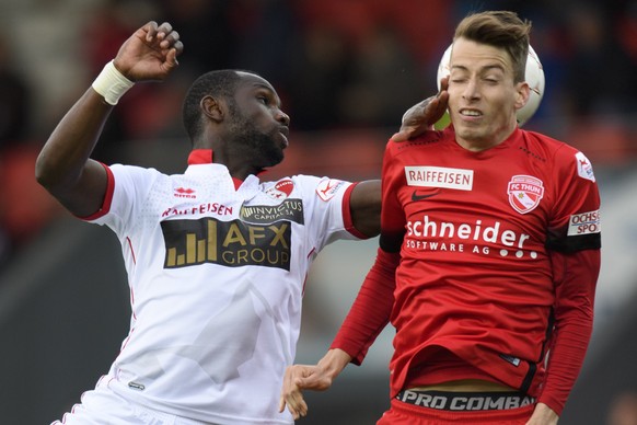 Le joueur valaisan Moussa Konate, gauche, lutte pour le ballon avec le joueur bernois Sandro Lauper, droite, lors de la rencontre de football de Super League entre le FC Sion et FC Thun ce samedi 1 av ...