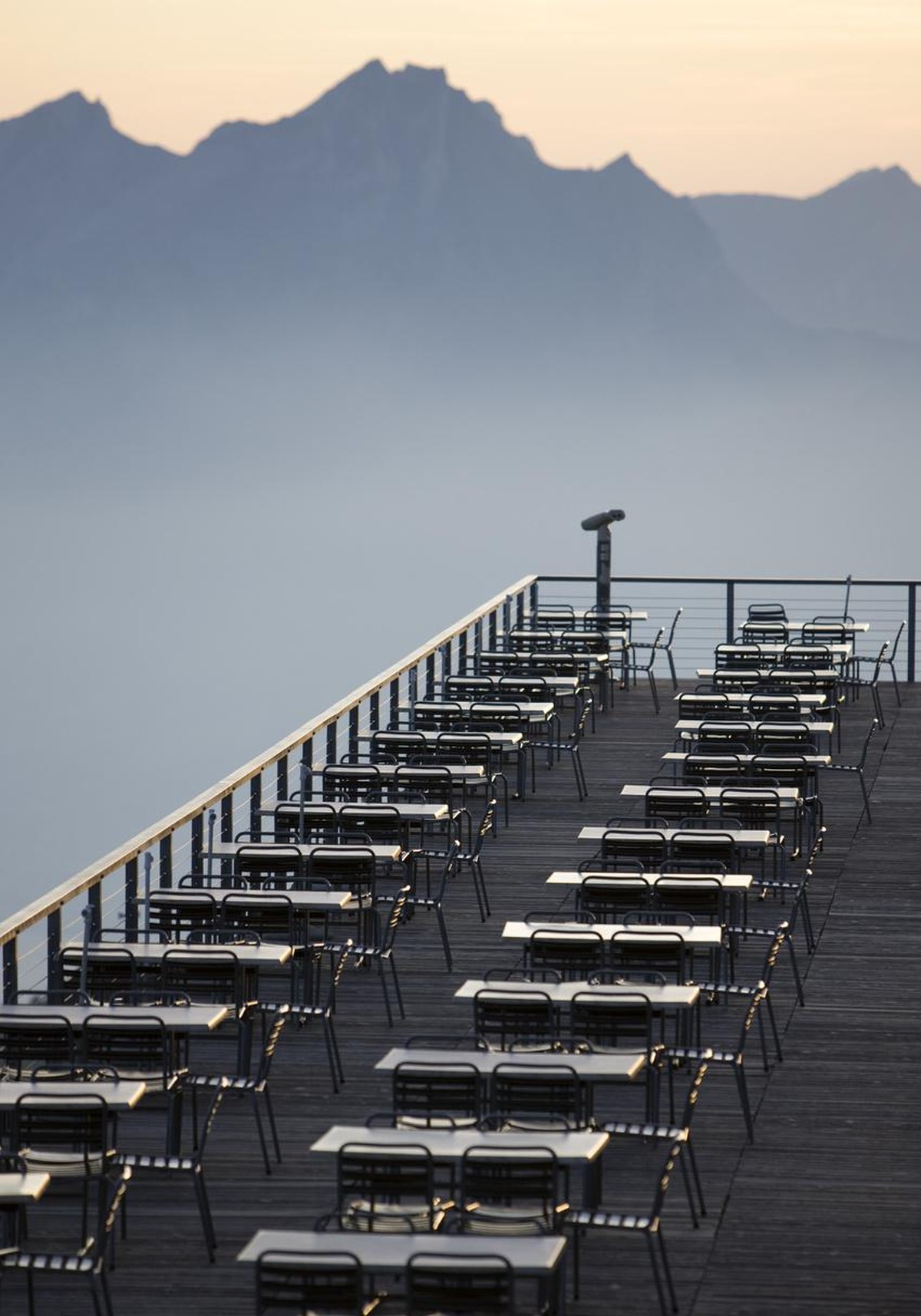 In the evening Hotel Rigi Kulm's terrace is empty and deserted, pictured on October 3, 2009 on the Rigi mountain in Central Switzerland; Pilatus mountain in the background. (KEYSTONE/Alessandro D ...