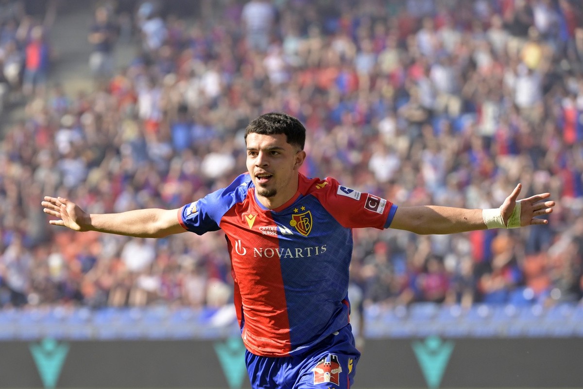 Zeki Amdouni, attaquant du FC Bâle et de la Nati, va s'engager avec Burnley, club de première division anglaise. Un transfert qui va rapporter une jolie somme au FCB.
