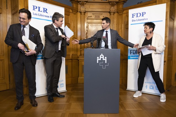 Olivier Feller, FDP-VD, Beat Walti, FDP-ZH, Thierry Burkart, FDP-AG, und Daniela Schneeberger, FDP-BL, von links, kurz vor Beginn einer Medienkonferenz der FDP zur Uebernahme der Credit Suisse durch d ...