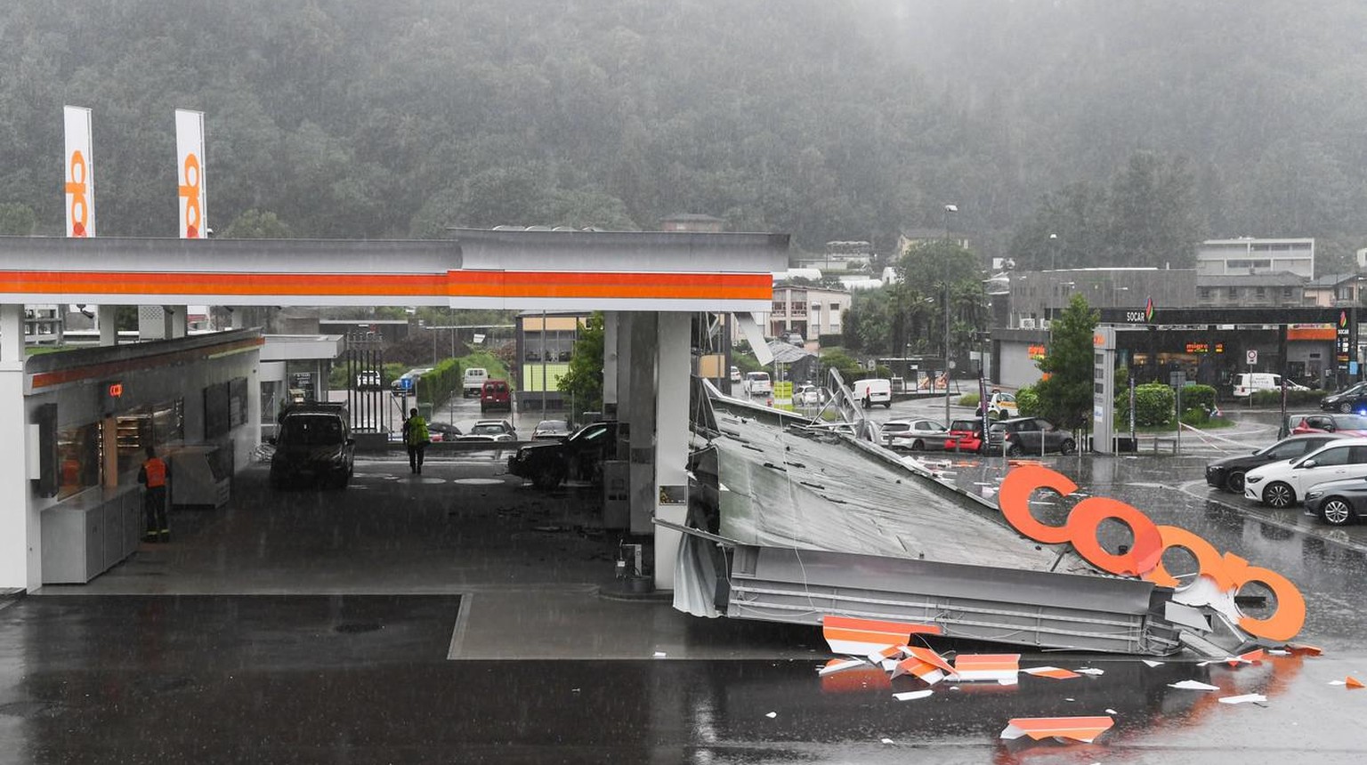 Durch ein Unwetter ist das Dach einer Coop-Tankstelle eingestürzt