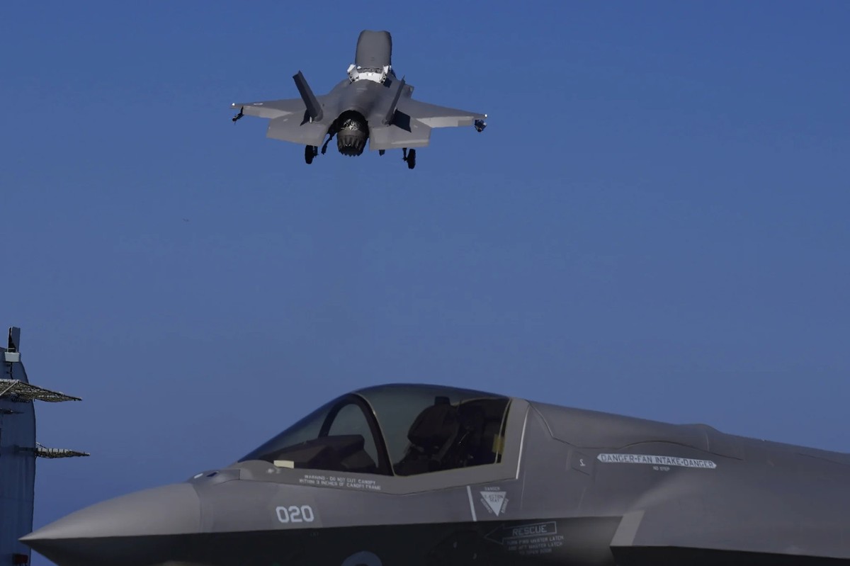 Un jet F-35 décolle du pont du porte-avions HMS Queen Elizabeth en Méditerranée.