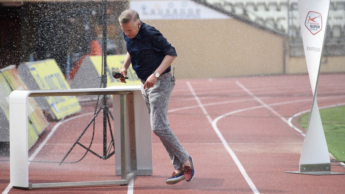 Rainer Maria Salzgeber journaliste sportif de la television alemanique SRF se fait mouillier par un jet d'arrosage avant la rencontre de football de Super League entre le FC Lausanne-Sport, LS, e ...