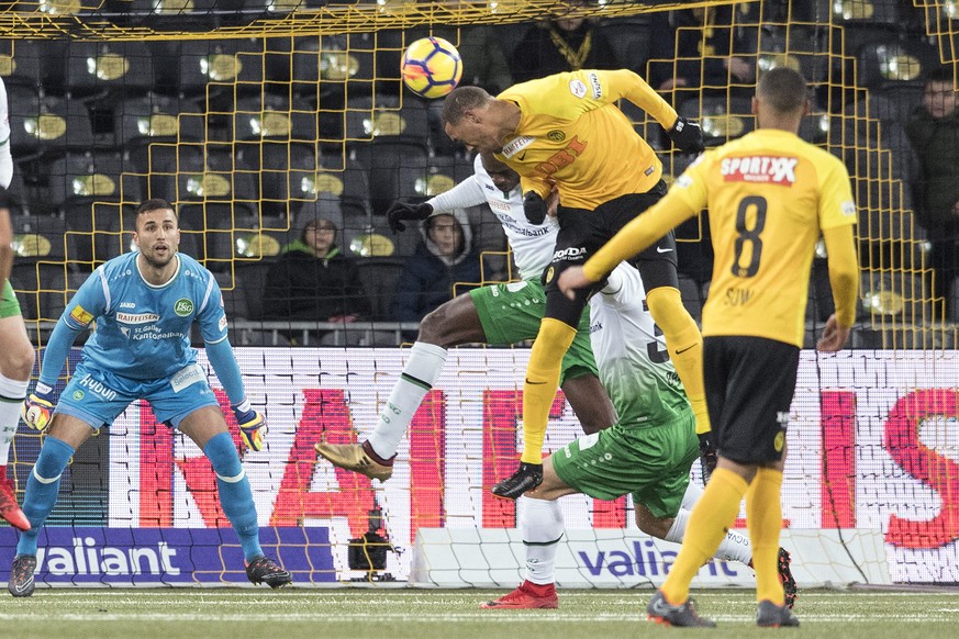 YBs Guillaume Hoarau , rechts, trifft gegen St. Galler Torhueter Dejan Stojanovic zum 1:0 im Fussball Meisterschaftsspiel der Super League zwischen den Berner Young Boys und dem FC St. Gallen, am Sams ...