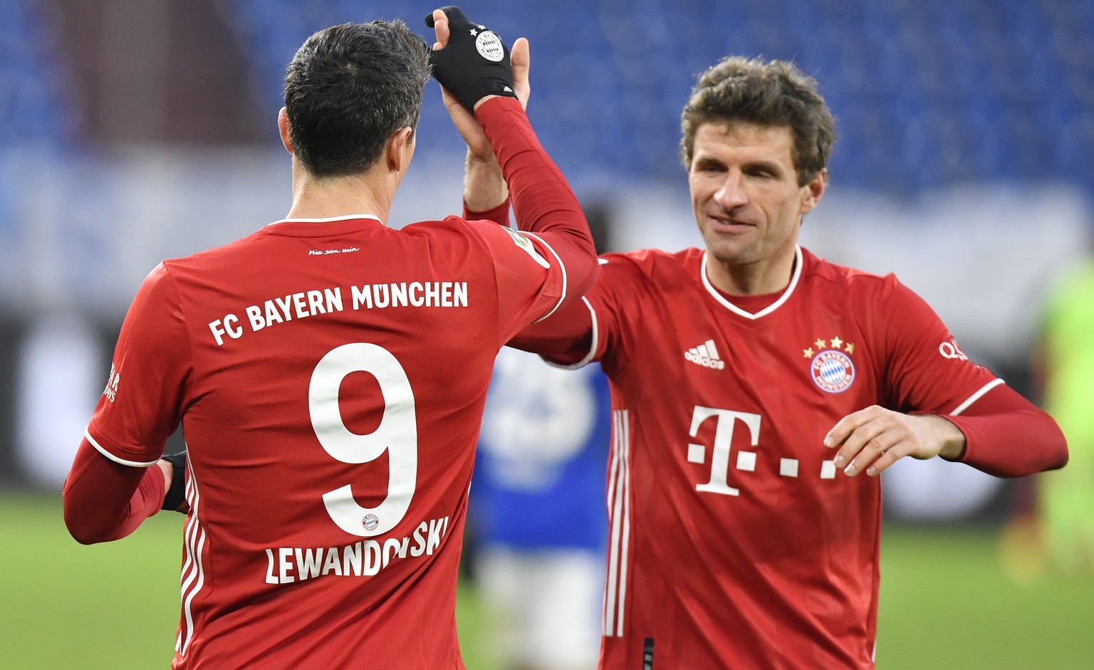 Bayern&#039;s Robert Lewandowski, left, celebrates with teammate Bayern&#039;s Thomas Mueller after scoring during the German Bundesliga soccer match between FC Schalke 04 and Bayern Munich in Gelsenk ...