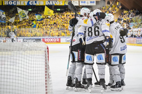 Fribourg bejubelt das 0-3 durch Jan Dorthe im fuenften Eishockey Playoff Finalspiel der National League zwischen HC Davos (HCD) und HC Fribourg-Gotteron (HCFG), am Sonntag, 26. April 2026, in der zond ...