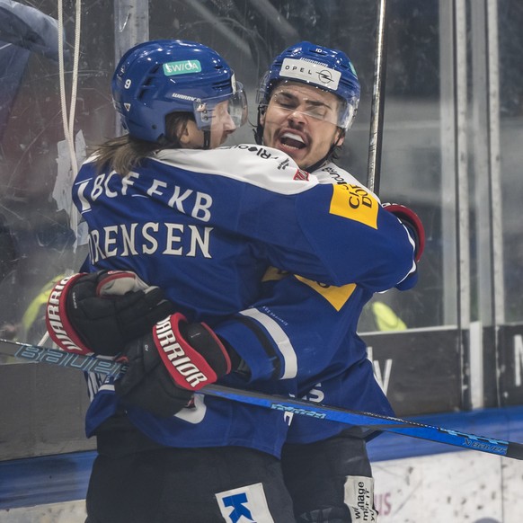 Sandro Schmid (HCFG), rechts, bejubelt seinen Treffer zum 1:0 mit Marcus Soerensen (HCFG), links, im sechsten Eishockey Playoff Viertelfinalspiel der National League zwischen dem HC Fribourg-Gotteron  ...