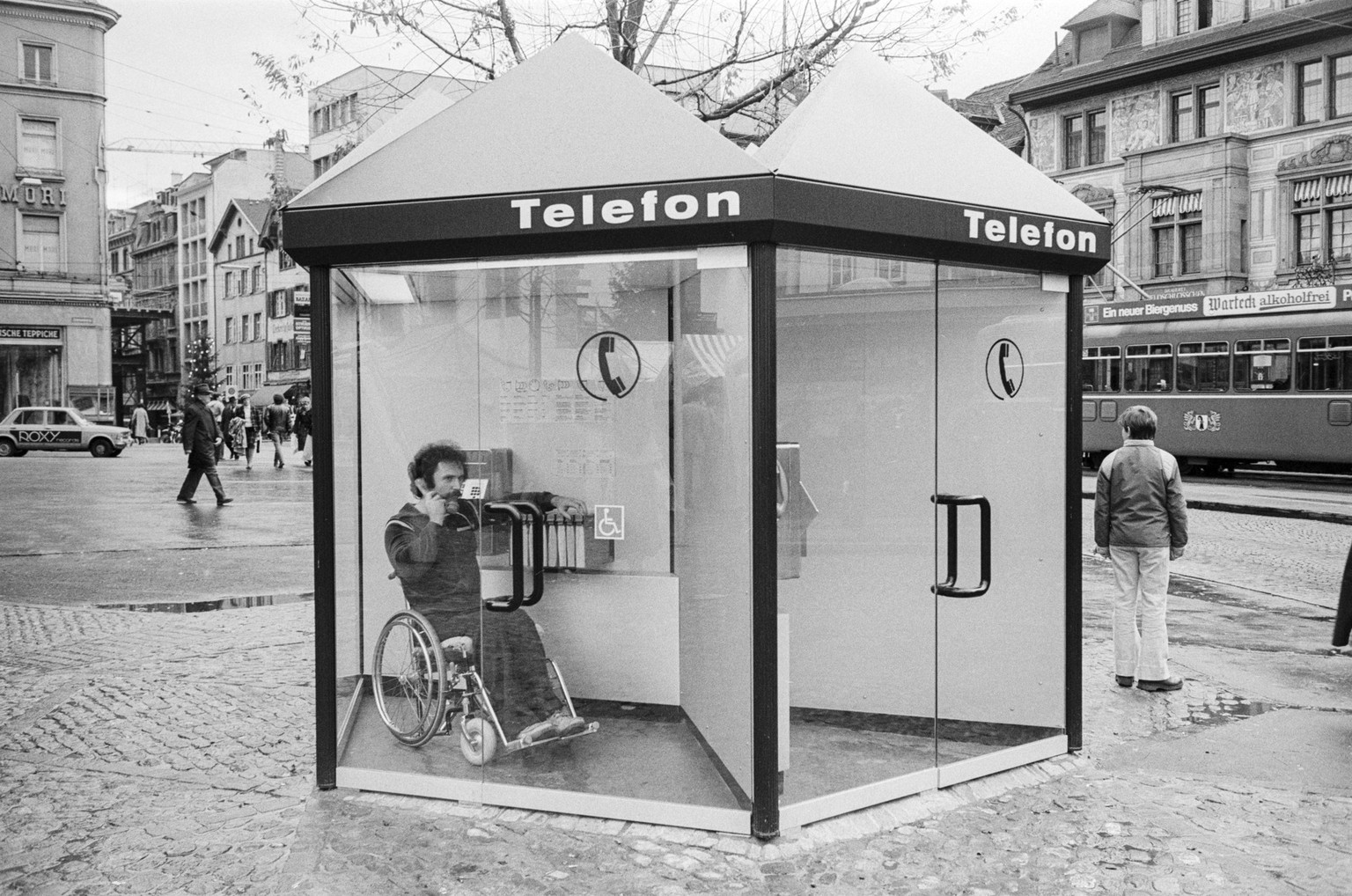 Rollstuhlgaengige Telefonkabinen auf dem Barfuesserplatz in Basel, aufgenommen am 11. Dezember 1979. (KEYSTONE/PHOTOPRESS-ARCHIV/Andre Muehlhaupt)