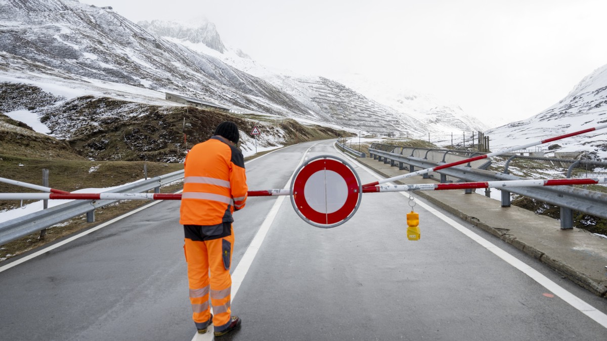 Mehr-als-20-Zentimeter-Schnee-Zahlreiche-Bergp-sse-wurden-gesperrt