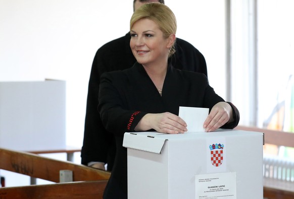 epa08104146 Croatian President and presidential candidate Kolinda Grabar-Kitarovic casts her ballot at a polling station during the presidential elections second round, in Zagreb, Croatia, 05 January  ...