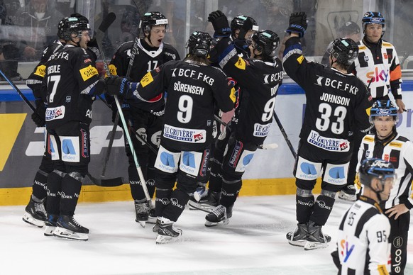 Fribourgs Spieler feiern ihren Sieg im Spiel der Eishockey National League zwischen Fribourg-Gotteron, HCFG, und HC Lugano, HCL, vom Dienstag, 9. September 2025 in Bcf Arena in Fribourg. (KEYSTONE/Pet ...