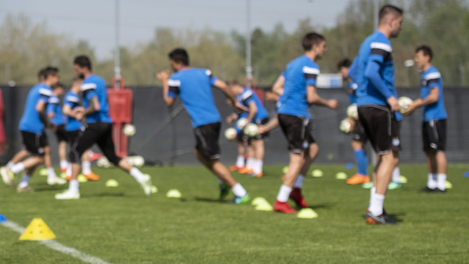 ARCHIVBILD ZUR ENTLASSUNG DES TRAINERS UND SPORTCHEFS BEI GC --- GC Trainer Thorsten Fink spricht mit Bujar Lika waehrend dem Training, aufgeommen am Mittwoch, 25, April 2018 in Niederhasli. (KEYSTONE ...