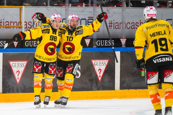 Benjamin Baumgartner (SCB), left, celebrates the 1-1 goal with Tristan Scherwey (SCB), center, and Waltteri Merelae (SCB), right, during the regular season match of National League Swiss Championship  ...
