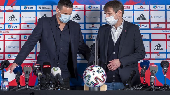 David Degen, links, und Bernhard Burgener, rechts, an einer Medienkonferenz des FC Basel 1893 in Basel, am Mittwoch, 11. Mai 2021. Die Differenzen rund um die Uebertragung der Aktien an der FC Basel H ...