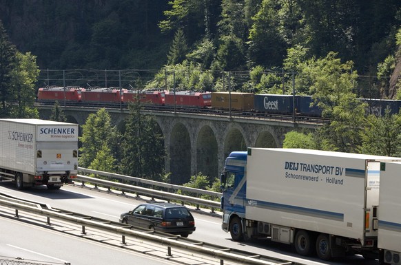 Schiene schlägt Strasse: der alpenquerende Strassengüterverkehr fällt weiter zurück