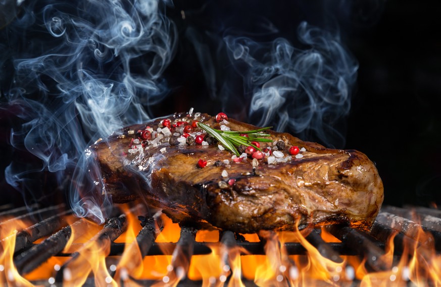 Sieht so schön aus und ist doch so falsch: Fleisch mit Marinade, Gewürzen, Salz und Pfeffer auf dem Grill.