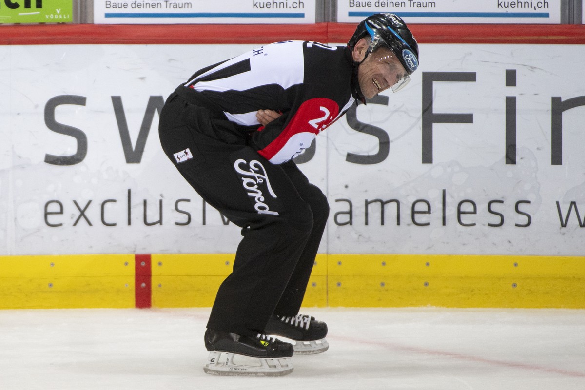 Schiedsrichter, Didier Massy war in ein Check verwickelt, waehrend dem Meisterschaftsspiel der National League, zwischen den SCL Tigers und dem HC Lugano, am Samstag 22. Dezember 2018 in der Ilfishall ...