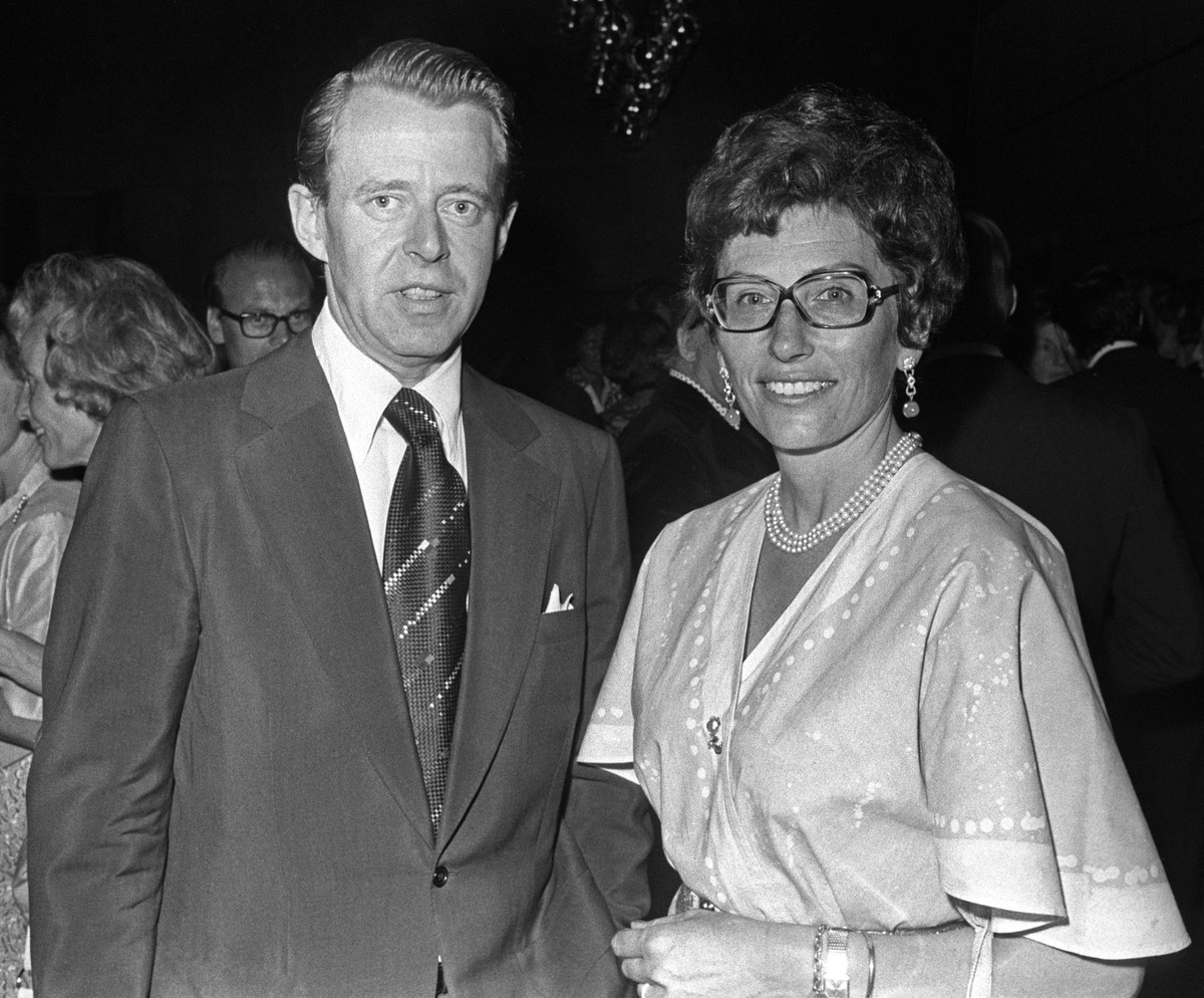Historiskebilder Oslo 19750612: Apningsarrangement i anledning apningen av Hotell Scandinavia i Oslo, 12. juni 1975. Her prinsesse Astrid fru Ferner og hennes mann, Johan Martin Ferner. FOTO: Erik Tho ...