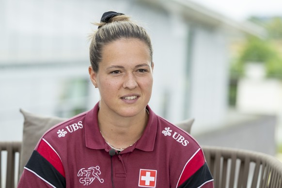 Die Schweizer Fussballerin Elvira Herzog bei einer Medienrunde, anlaesslich eines Mediaday vor dem Start der 2. EM-Vorbereitungswoche der Schweizer Frauen Fussball Nationalmannschaft , am Montag, 16.  ...