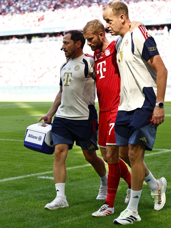 epa13171605 Konrad Laimer of Munich leaves the pitch injured during the Telekom Cup between Bayern Munich and RB Leipzig in Munich Germany, 15 AUGUST 2026. EPA/ANNA SZILAGYI CONDITIONS - ATTENTION: Th ...