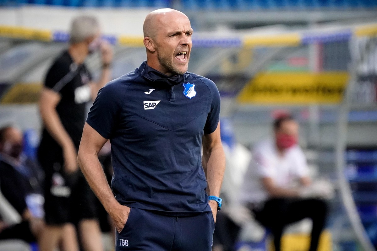 epa08448240 Hoffenheim's head coach Alfred Schreuder reacts during the German Bundesliga soccer match between TSG 1899 Hoffenheim and 1. FC Koeln at PreZero Arena in Sinsheim, Germany, 27 May 202 ...