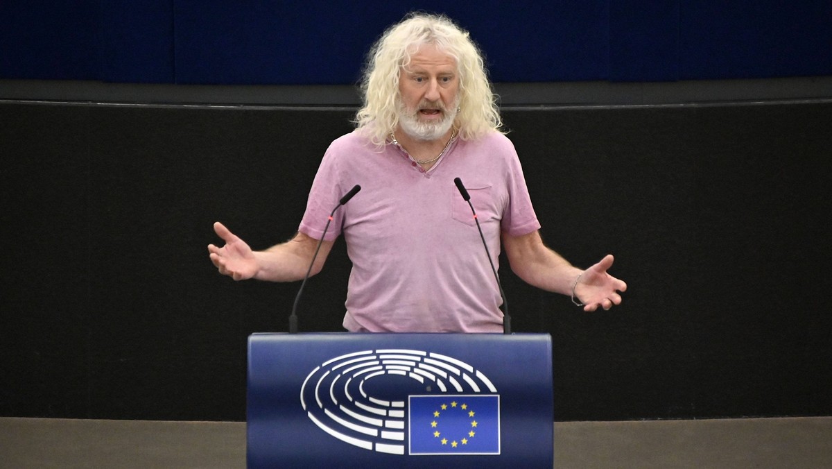 Mick Wallace bei einer Debatte über die Lage ausgegrenzter Roma-Gemeinschaften in der EU im Plenarsaal des Europäischen Parlaments. Straßburg, 07.04.2022 *** Mick Wallace at a debate on the situation  ...